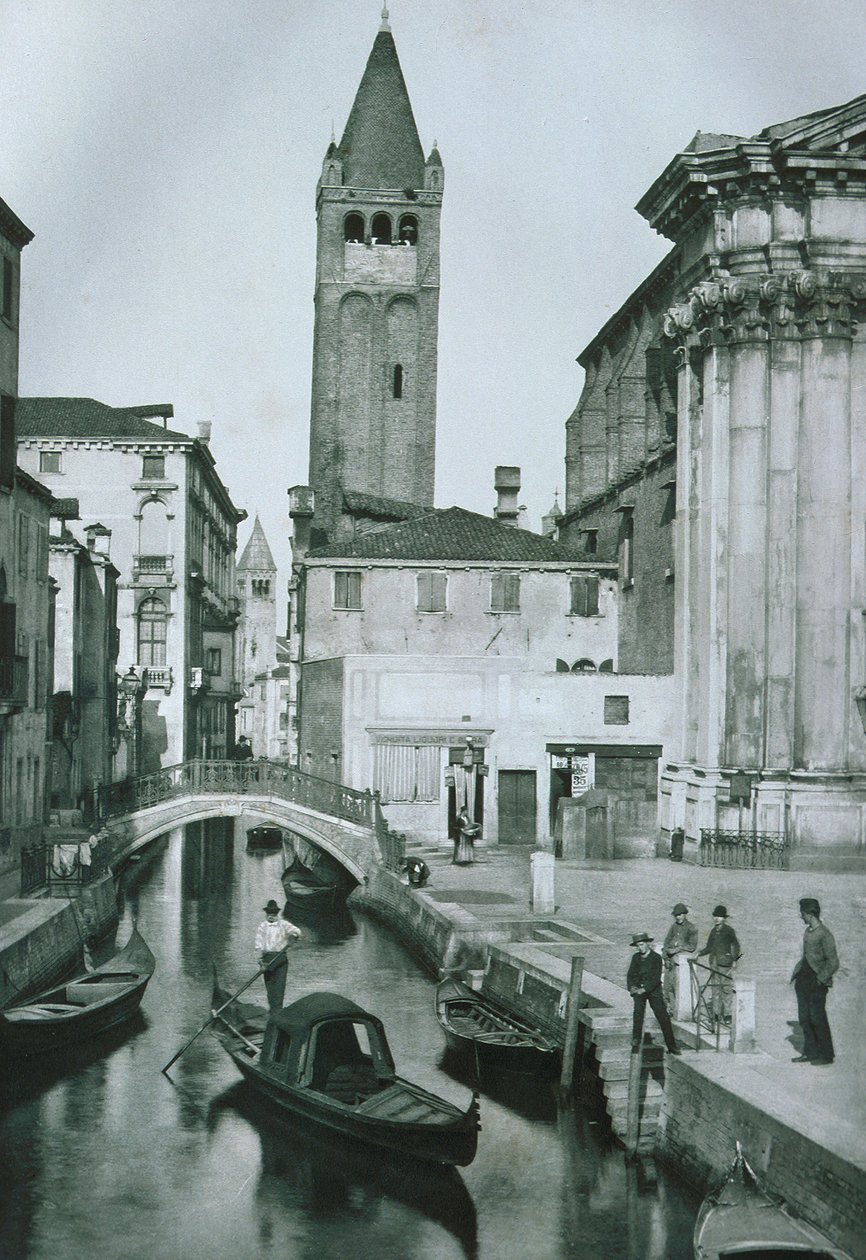Widok na Canale San Barnaba z dzwonnicą kościoła San Barnaba autorstwa Italian Photographer