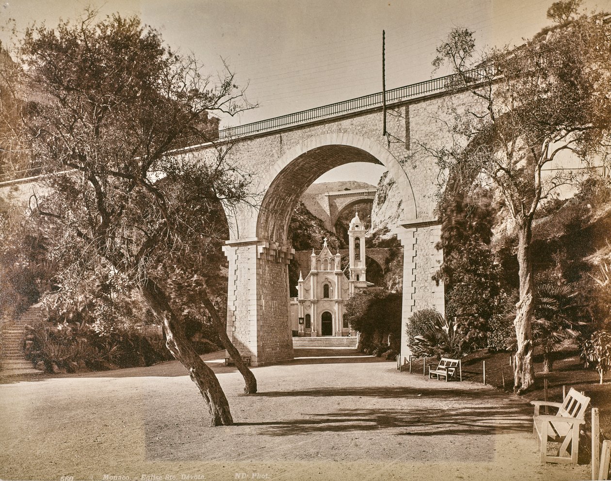 Album "Genua i Piza": Kaplica Sainte Dévote w Monako, ok. 1880-90 (zdjęcie czarno-białe) autorstwa Italian Photographer