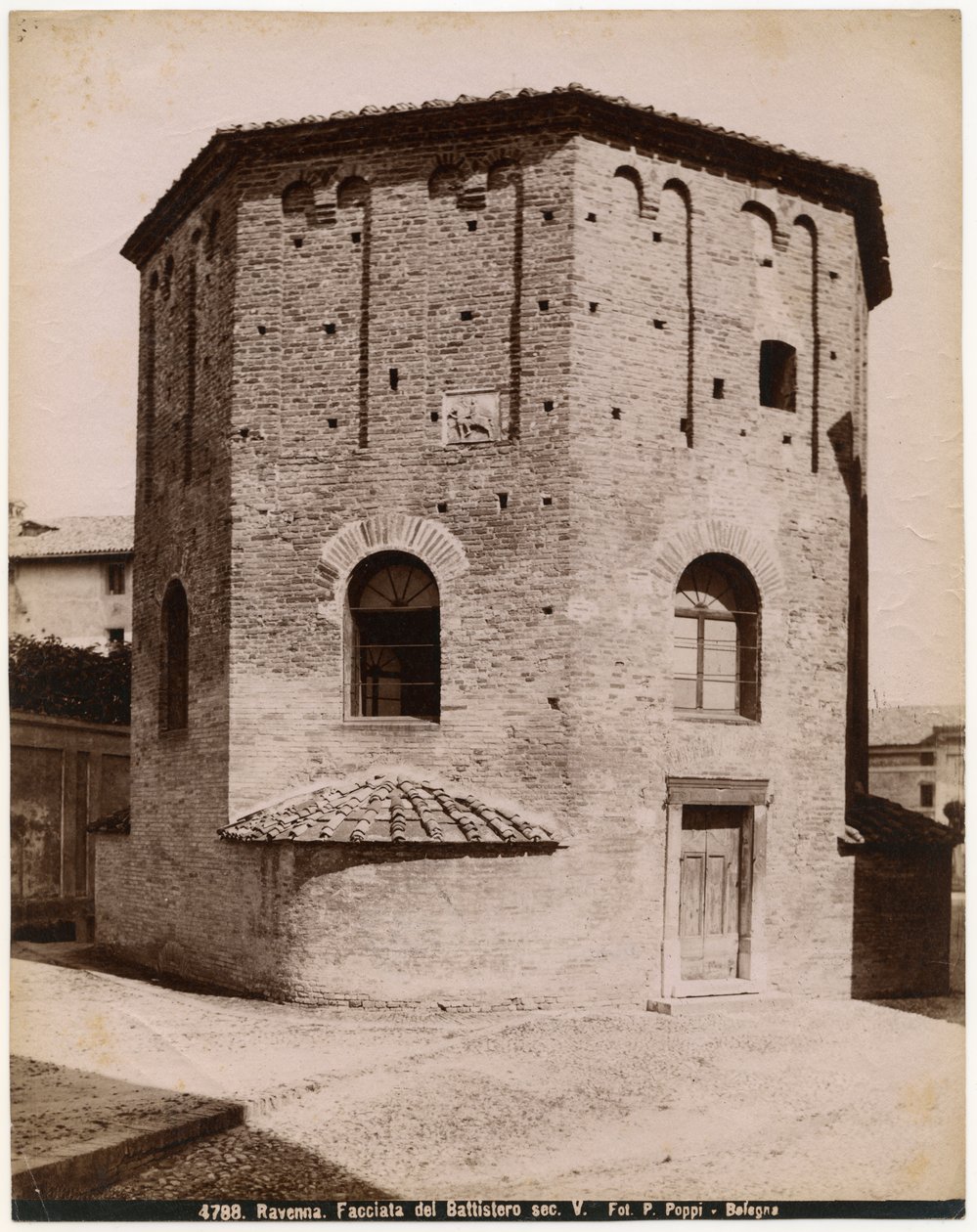 Baptysterium Neonowego lub prawosławnego baptysterium, Rawenna, Emilia-Romania, Włochy, fot. Pietro Poppi, Bolonia, ok. 1900 autorstwa Italian Photographer