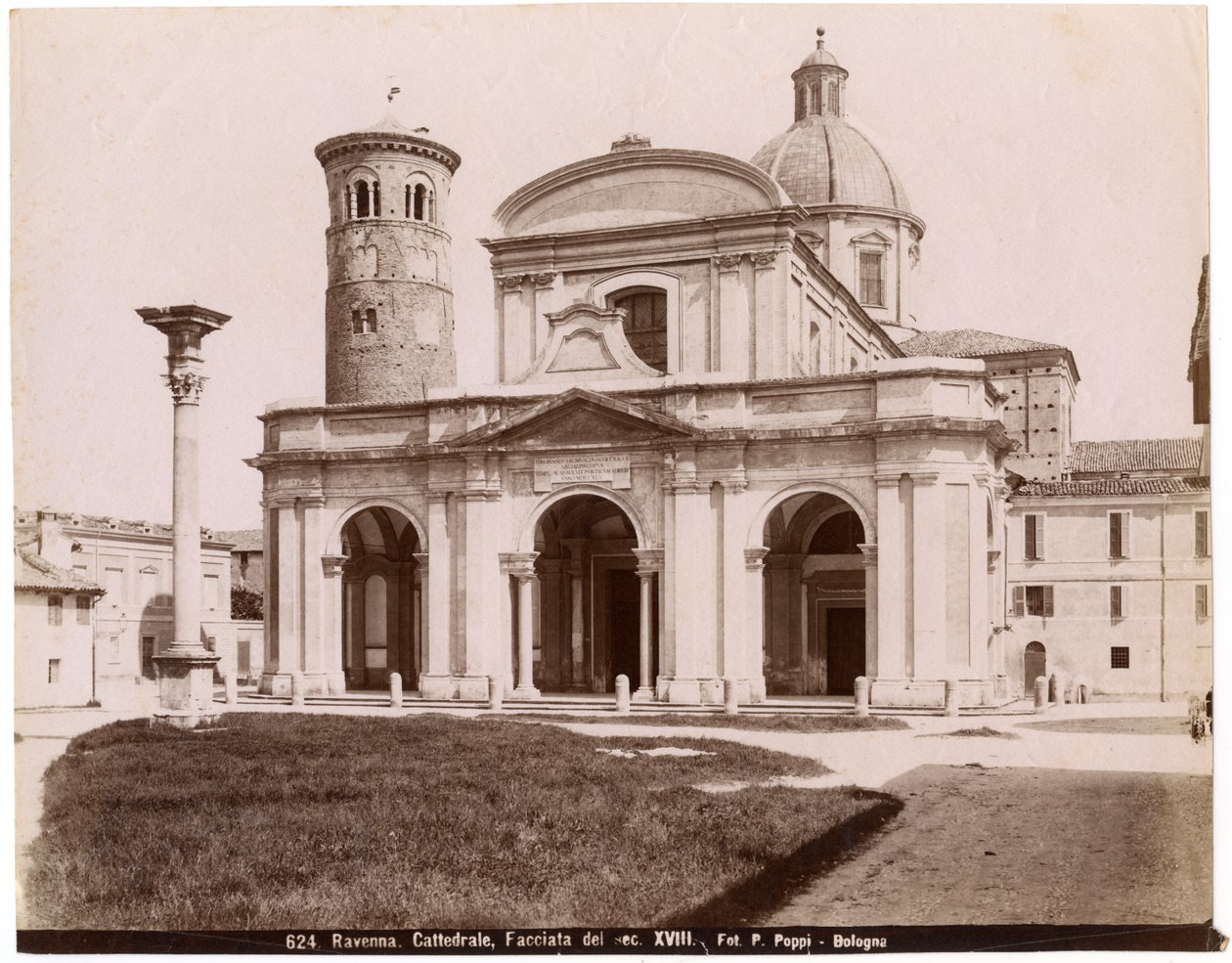 Katedra Zmartwychwstania Pańskiego Jezusa Chrystusa, Rawenna, Emilia-Romania, Włochy, fot. Pietro Poppi, Bolonia, ok. 1900 autorstwa Italian Photographer