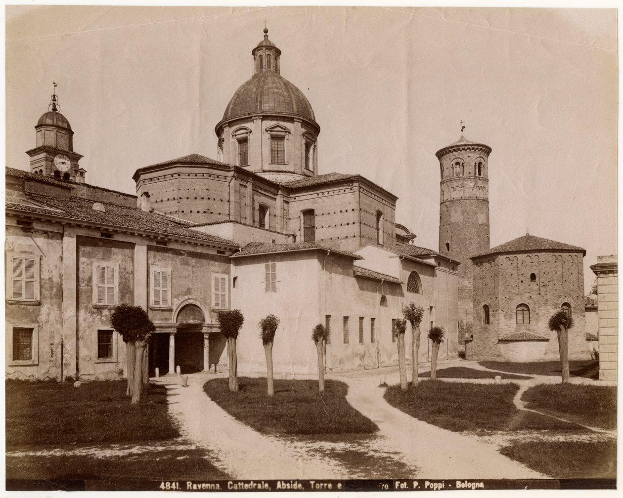 Katedra Zmartwychwstania Pańskiego Jezusa Chrystusa z baptysterium po prawej, Rawenna, Emilia-Romania, Włochy, fot. Pietro Poppi, Bolonia, ok. 1900 autorstwa Italian Photographer