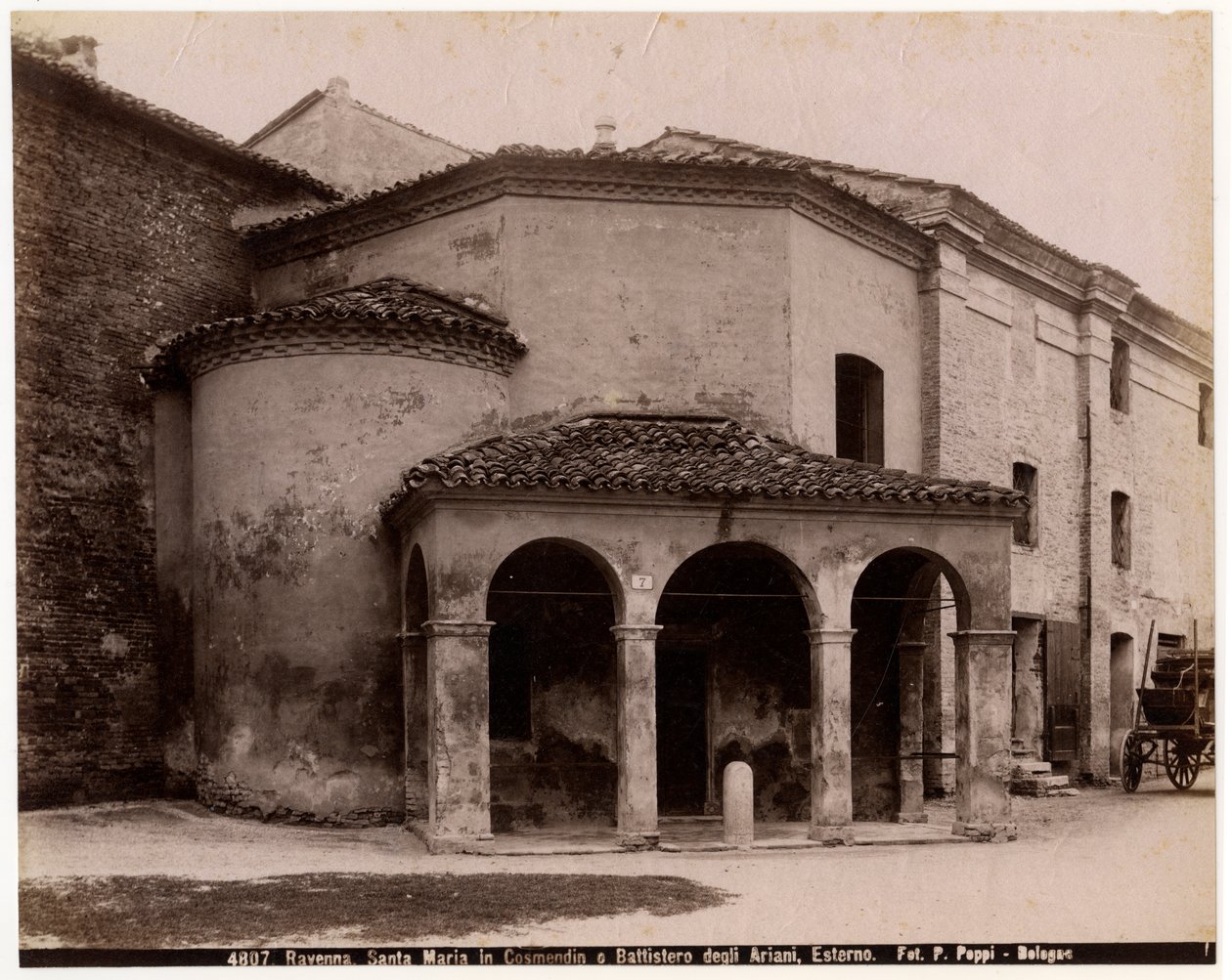 Kościół Najświętszej Marii Panny w Cosmedin lub Baptysterium Arian, Rawenna, Emilia-Romania, Włochy, fotografia Pietro Poppi, Bolonia, ok. 1900 r. autorstwa Italian Photographer