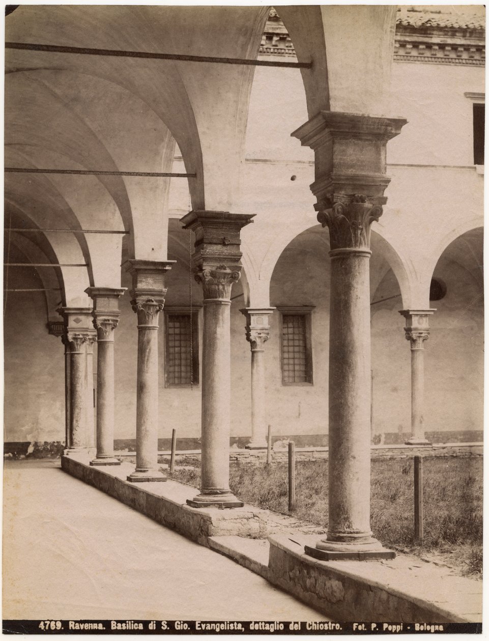 Klasztor w kościele św Jana Ewangelisty, Rawenna, Emilia-Romania, Włochy, fot. Pietro Poppi, Bolonia, ok. 1900 autorstwa Italian Photographer