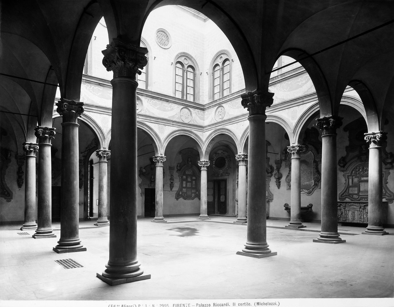 Dziedziniec Palazzo Medici Riccardi, Florencja, Włochy, ok. 1890 (zdjęcie czarno-białe) autorstwa Italian Photographer