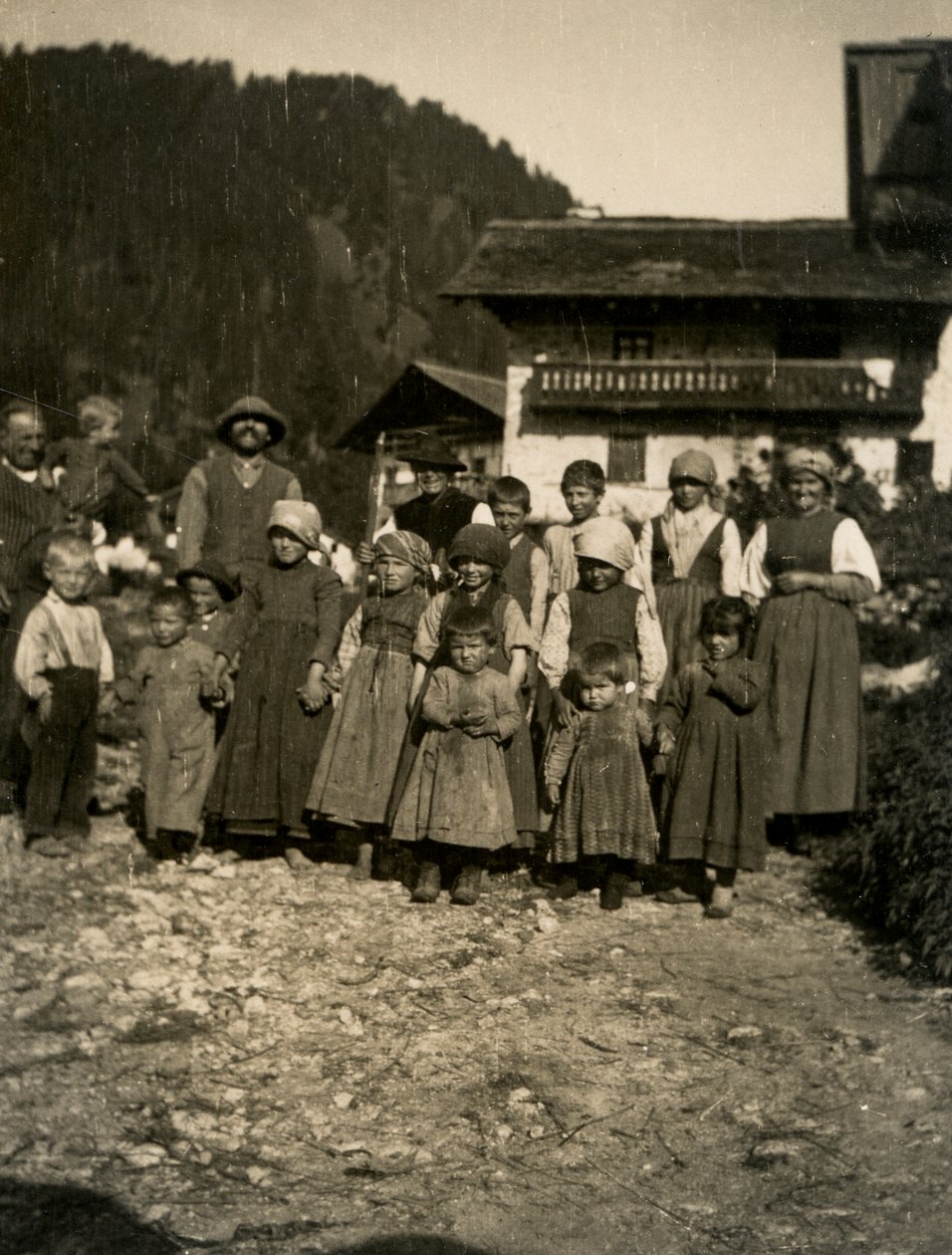 Rodzina przed domem, Dolina Aosty, Włochy 1900-1910 autorstwa Italian Photographer