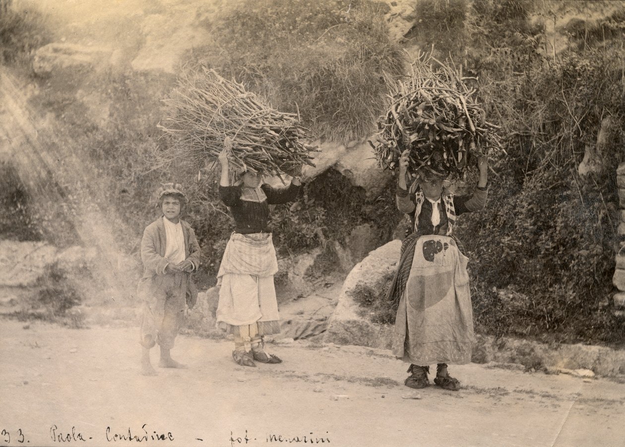 Rolnicy niosący wiązki drewna na głowach, Paola, Kalabria, zdjęcie autorstwa Leopoldo Menarini, ok. 1910 r. autorstwa Italian Photographer