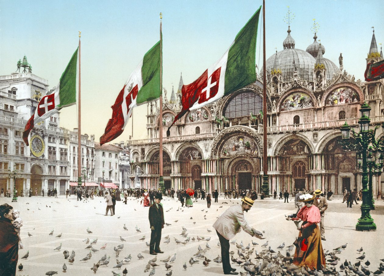 Karmienie gołębi na Placu Świętego Marka w Wenecji, ok. 1900 autorstwa Italian Photographer