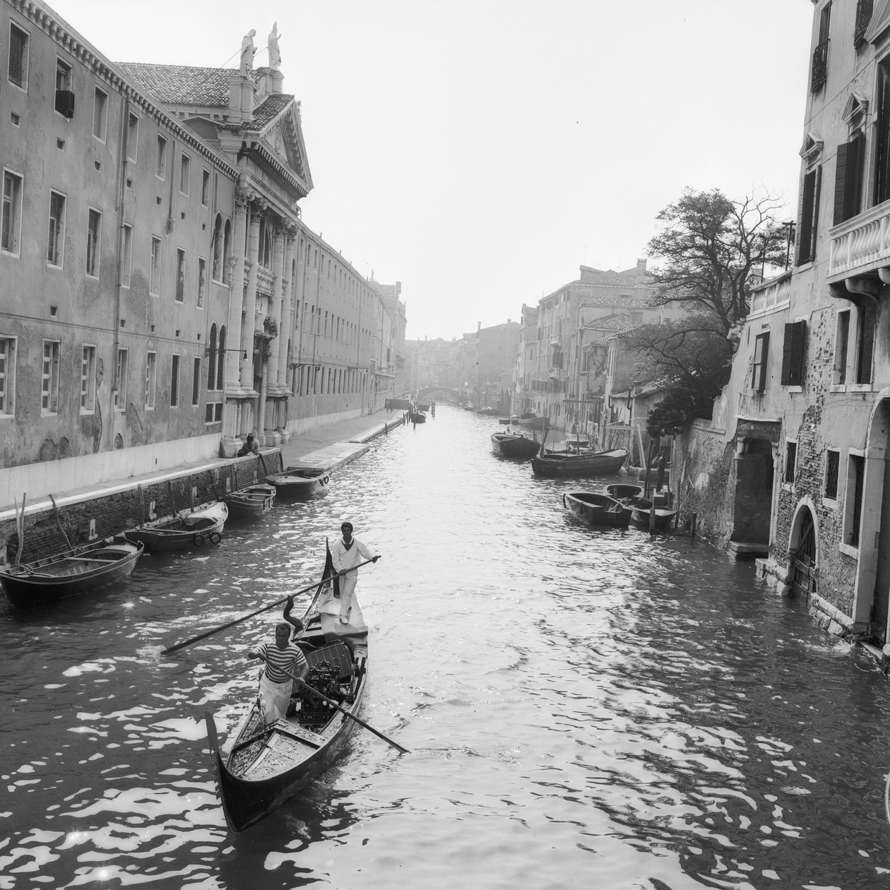 Gondolierzy na kanale w Wenecji autorstwa Italian Photographer