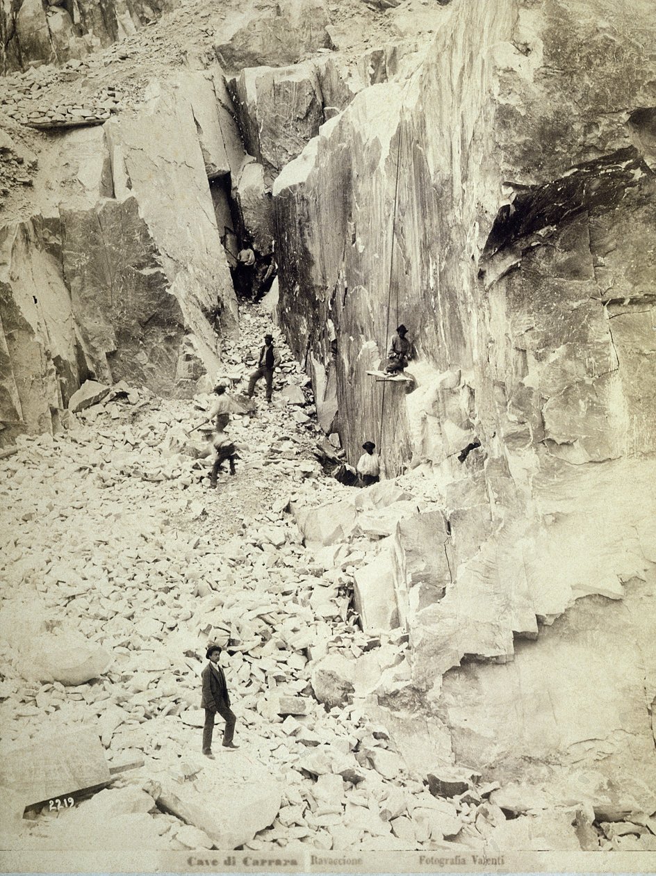 Grupa kamieniołomów przy pracy w jednym z kamieniołomów Ravaccione, ok. 1890-1900 autorstwa Italian Photographer
