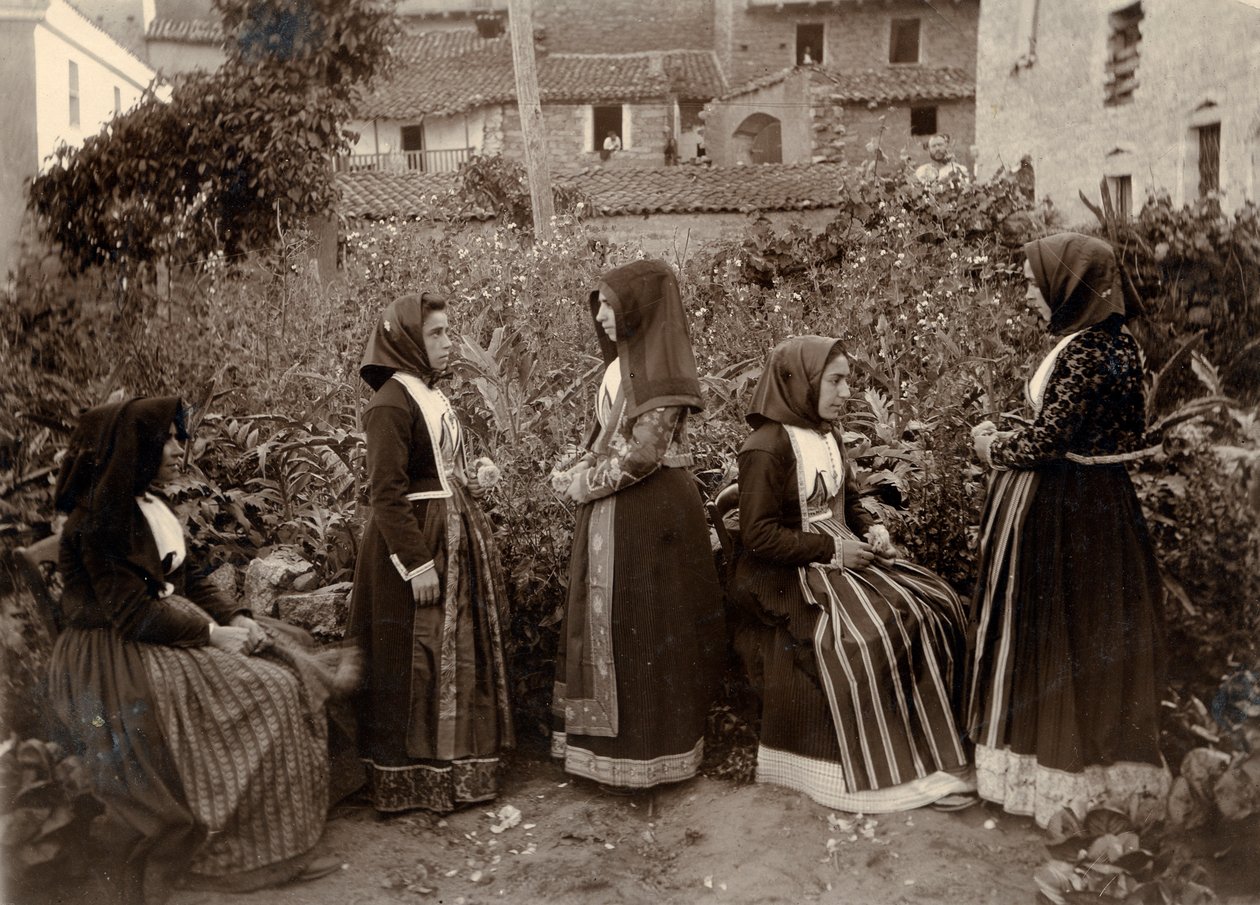 Grupa kobiet w tradycyjnych strojach w ogrodzie, Sardynia, Włochy autorstwa Italian Photographer