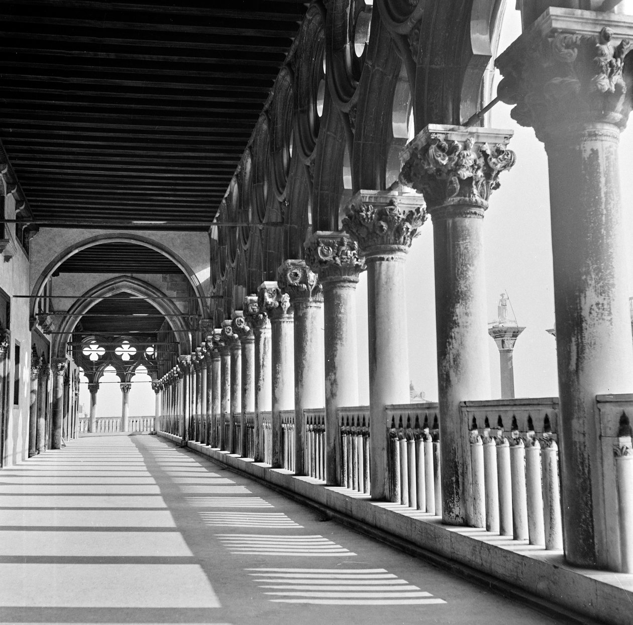 Loggia Palazzo Ducale, Wenecja, ok. 1960 (zdjęcie czarno-białe) autorstwa Italian Photographer