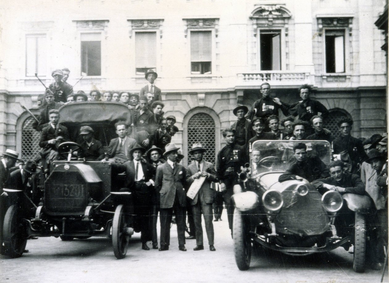Mediolan, 3 i 4 sierpnia 1922. Reakcja faszystów na strajk. Zespoły akcji na Placu Scala. autorstwa Italian Photographer