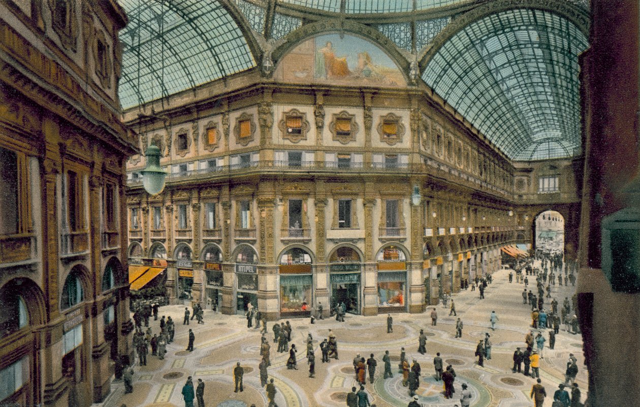 Mediolan: Wnętrze Galleria Vittorio Emanuele II (zdjęcie kolorowe) autorstwa Italian Photographer