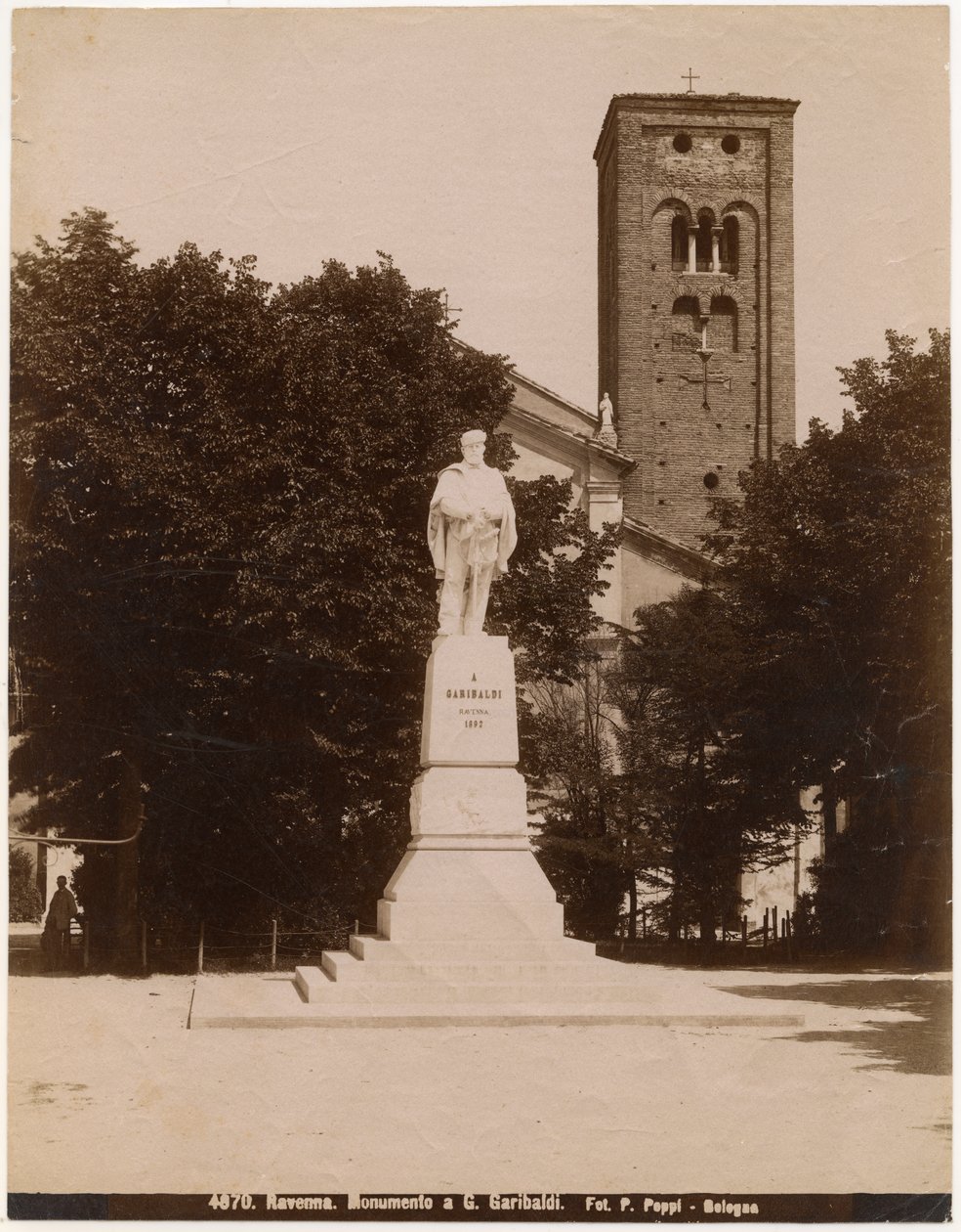 Pomnik Giuseppe Garibaldiego na Piazza San Francesco z kościołem św. Franciszka w tle, Rawenna, Emilia-Romania, Włochy, fot. Pietro Poppi, Bolonia, ok. 1900 autorstwa Italian Photographer