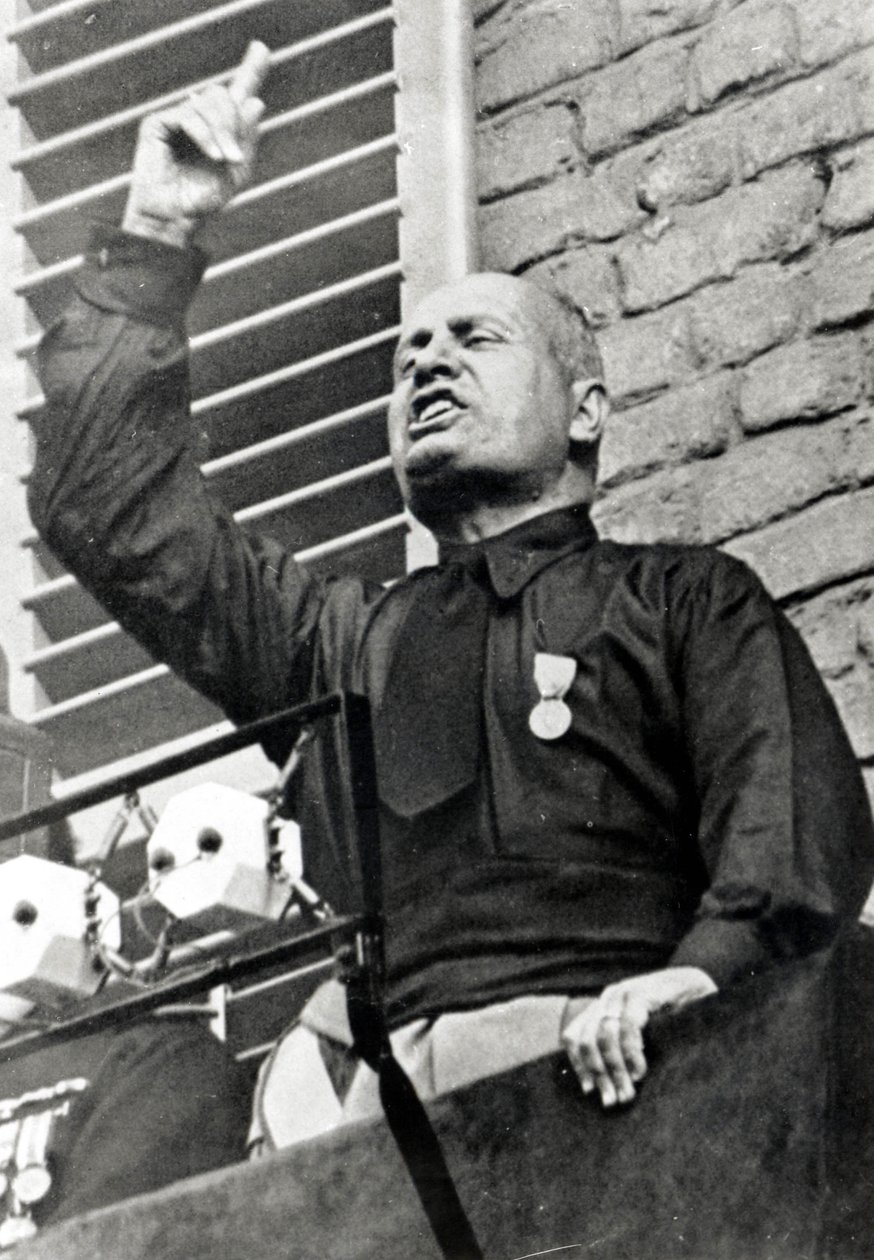 Mussolini w czarnej koszuli autorstwa Italian Photographer