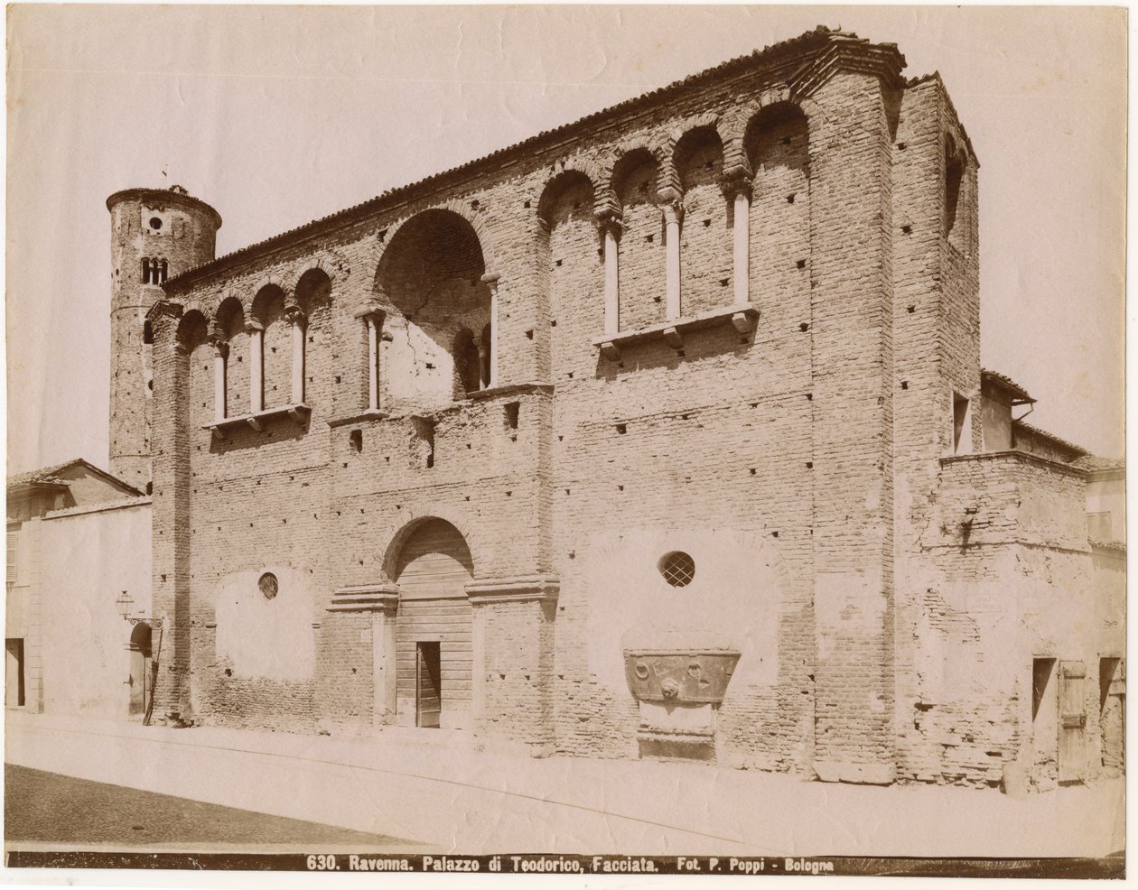 Pałac Teodoryka, Rawenna, Emilia-Romania, Włochy, fot. Pietro Poppi, Bolonia, ok. 1900 autorstwa Italian Photographer