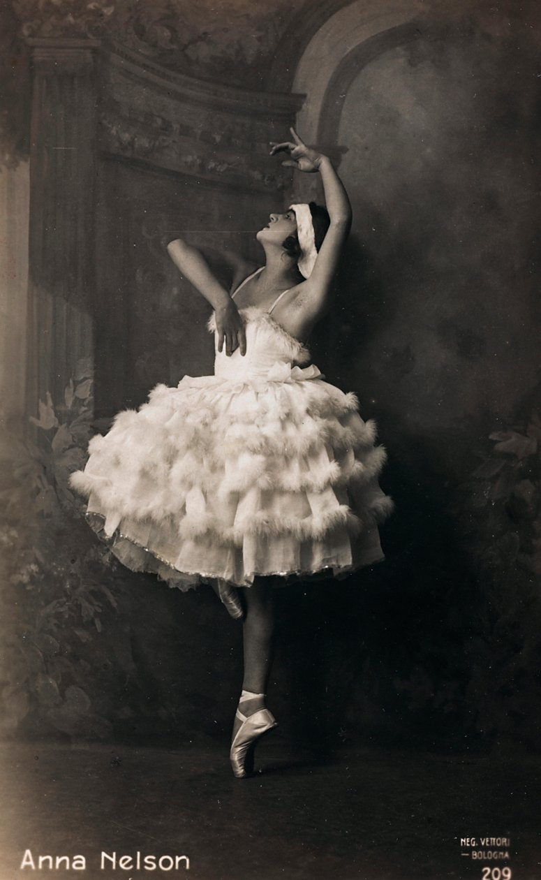 Portret baletnicy, pocztówka; nośnik zawiera oznaczenie „Anna Nelson” autorstwa Italian Photographer