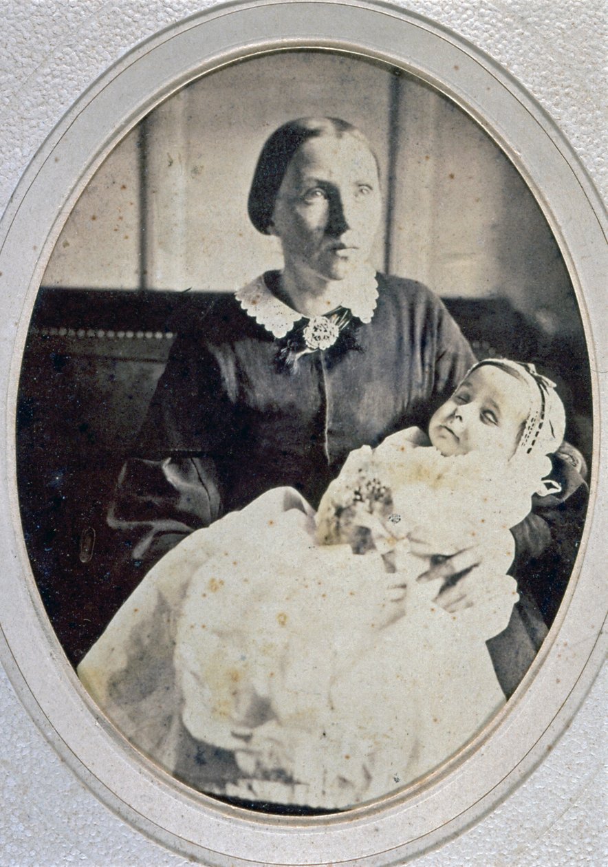 Portret pośmiertny dziewczynki trzymanej przez matkę, ok. 1855 (zdjęcie czarno-białe) autorstwa Italian Photographer