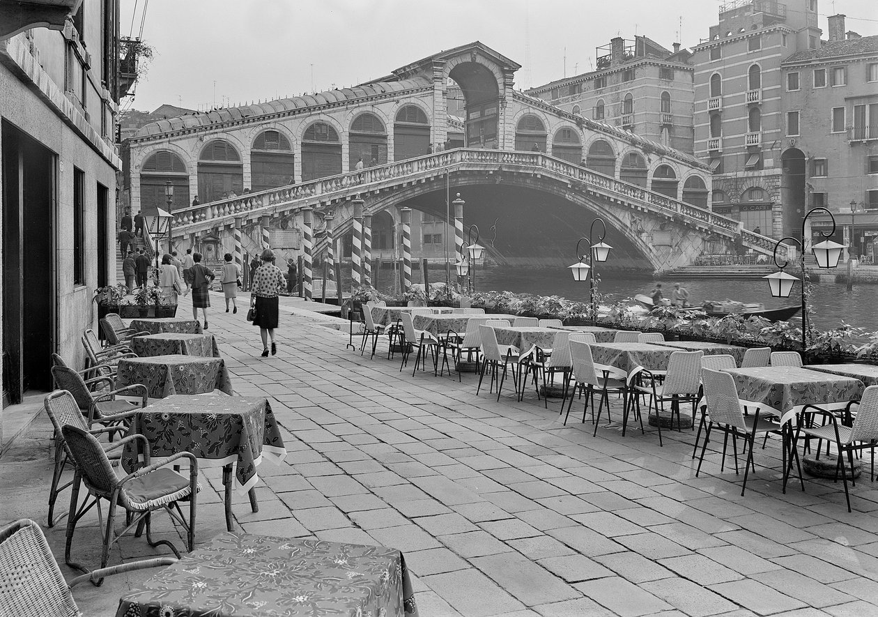 Most Rialto, Wenecja, ok. 1955 (zdjęcie czarno-białe) autorstwa Italian Photographer