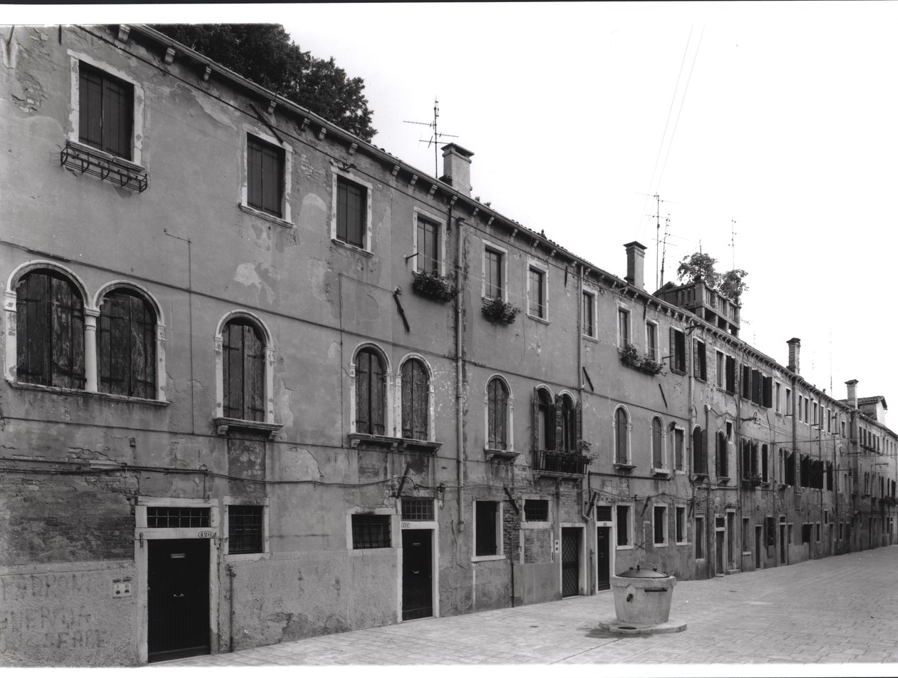 Rząd domów na Calle Riello, Wenecja autorstwa Italian Photographer