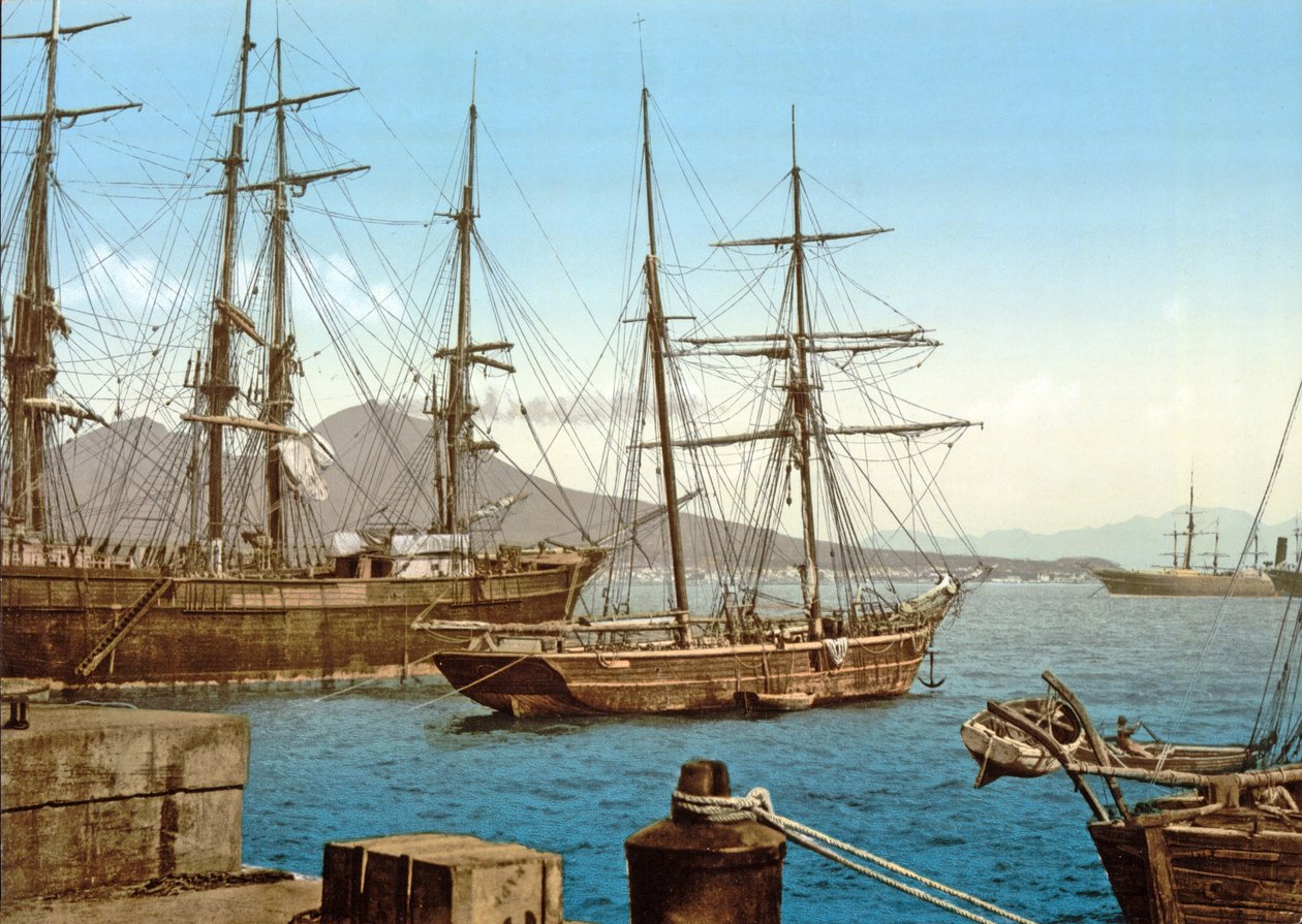 Szkunery w Zatoce Neapolitańskiej z Wezuwiuszem w tle, wyd. ok. 1900 autorstwa Italian Photographer