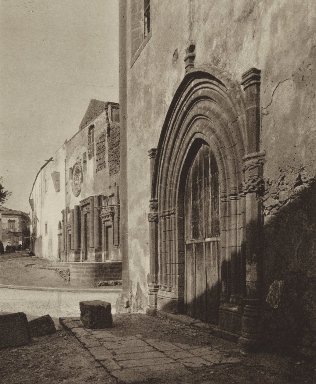 Sycylia: Sciacca, gotycki portal (zdjęcie czarno-białe) autorstwa Italian Photographer