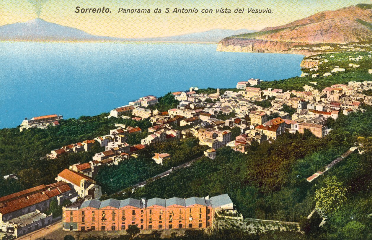 Sorrento, Panorama z S Antonio z widokiem na Wezuwiusz (zdjęcie kolorowe) autorstwa Italian Photographer