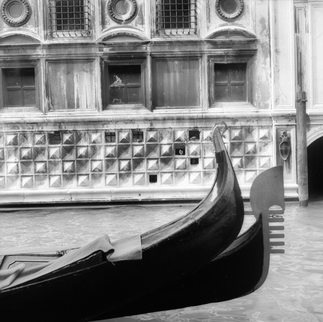 Gondola schodowa w kanale weneckim autorstwa Italian Photographer