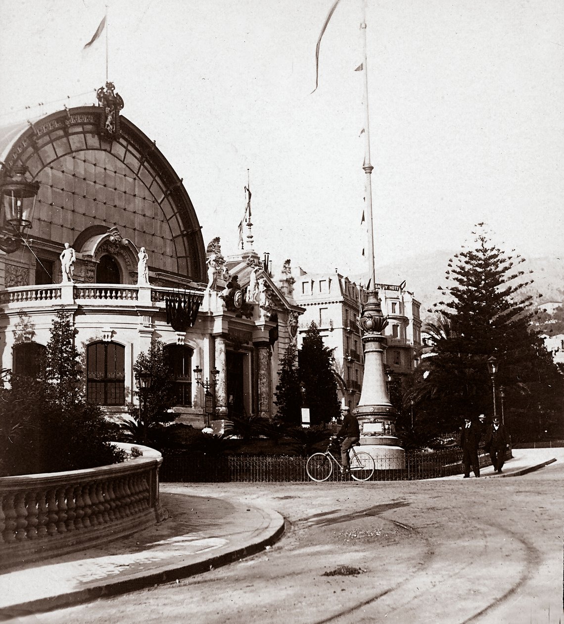 Wejście na Wystawę Sztuk Pięknych w Monte Carlo, 1898, 25.02.1898 (zdjęcie czarno-białe) autorstwa Italian Photographer