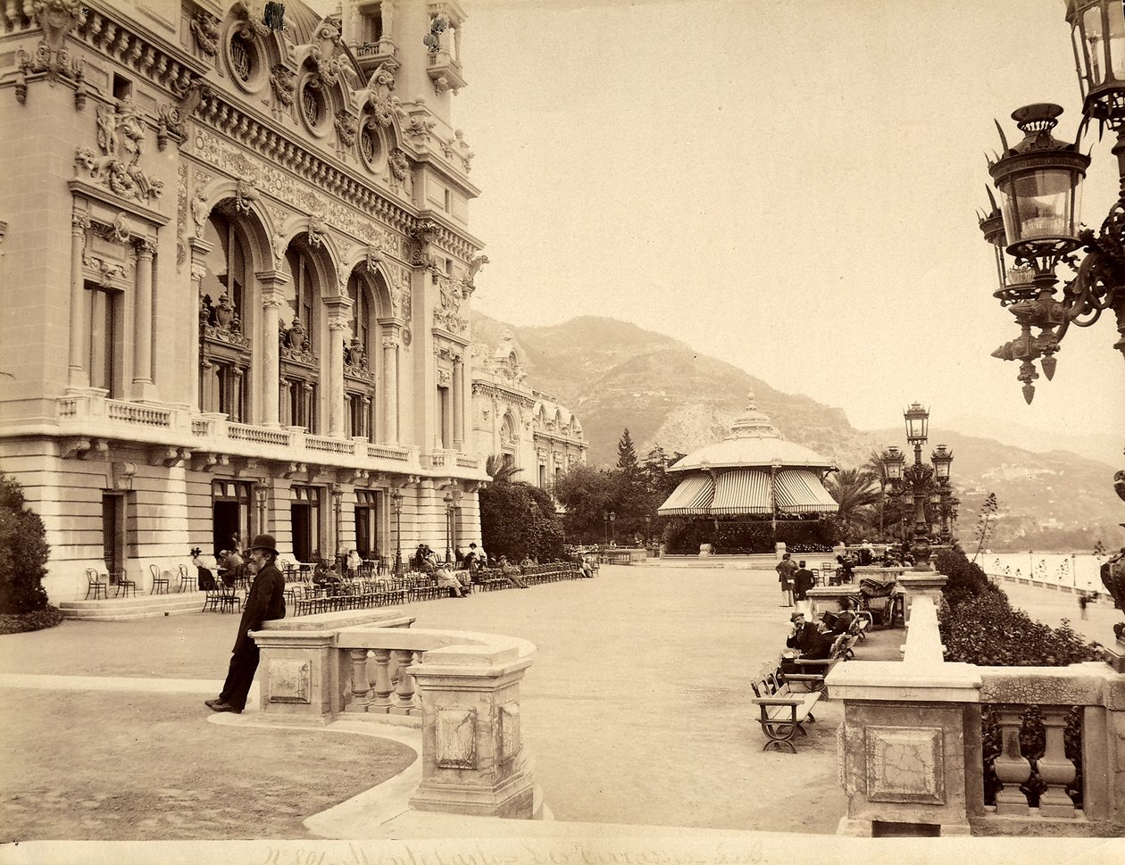 Taras nad brzegiem morza w pobliżu kasyna Monte Carlo w Monako autorstwa Italian Photographer