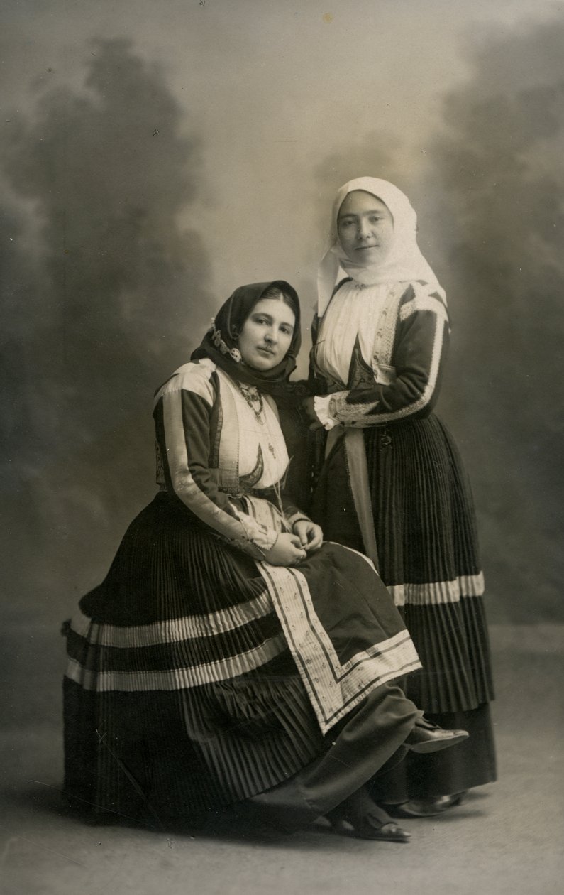 Dwie kobiety w tradycyjnych strojach, Fonni, Sardynia, Włochy, ok. 1915 r. autorstwa Italian Photographer