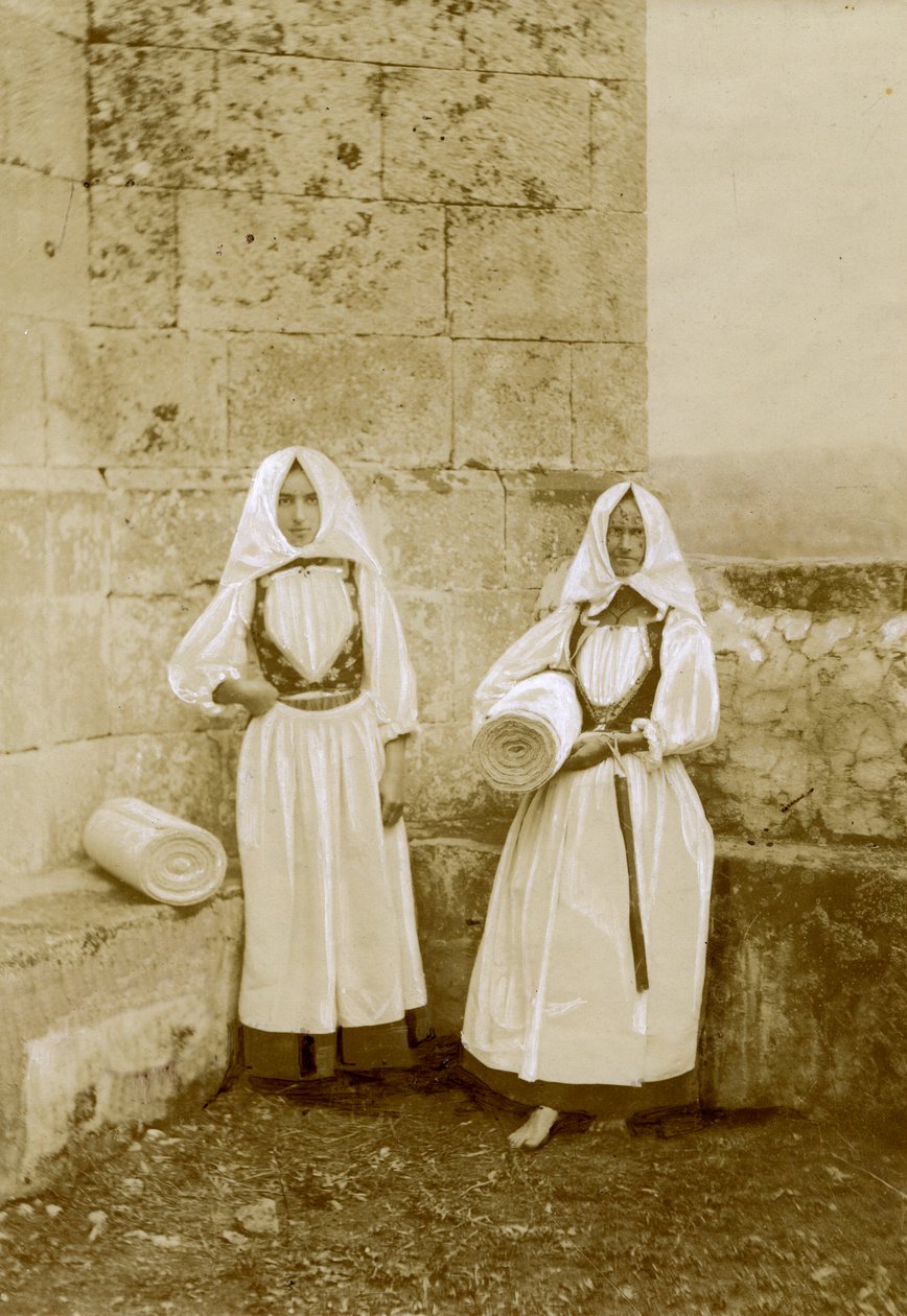 Dwie kobiety w tradycyjnych strojach, sprzedające orbace (sardyńską wełnę owczą), Sardynia, Włochy, ok. 1915 r. autorstwa Italian Photographer