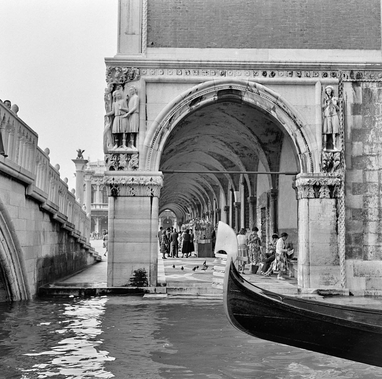 Scena wenecka, ok. 1960 (zdjęcie czarno-białe) autorstwa Italian Photographer