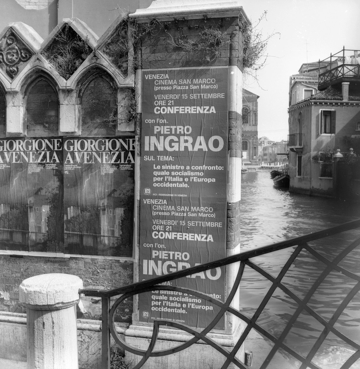 Widok na kanał w Wenecji z plakatami reklamującymi wystawę Giorgione i manifestem politycznym na pierwszym planie autorstwa Italian Photographer