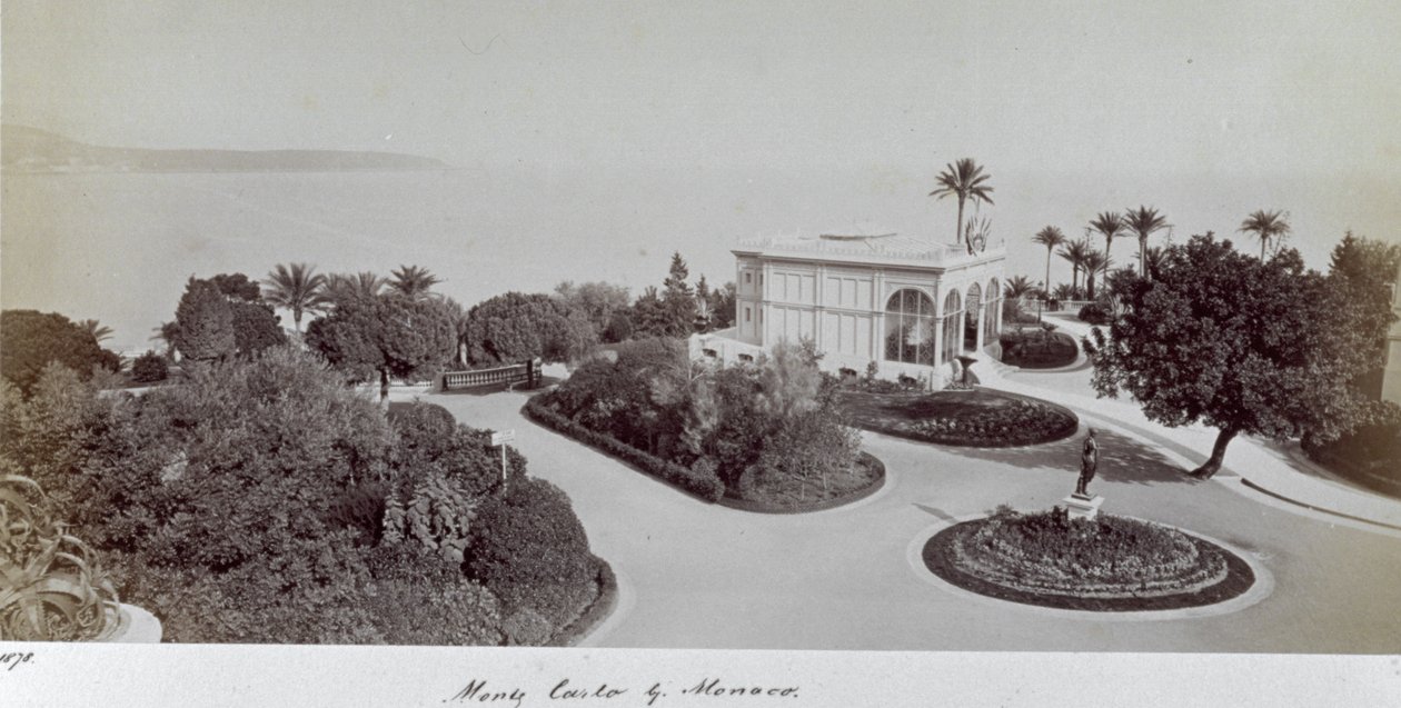 Widok na jeden z ogrodów Montecarlo w Księstwie Monako. W centrum ogrodu, z widokiem na morze, altana autorstwa Italian Photographer