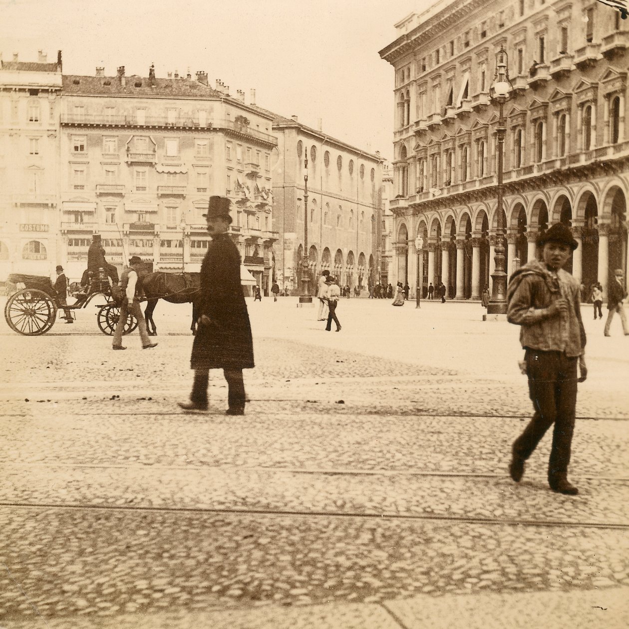 Widok na Piazza del Duomo, Mediolan, 1873 autorstwa Italian Photographer
