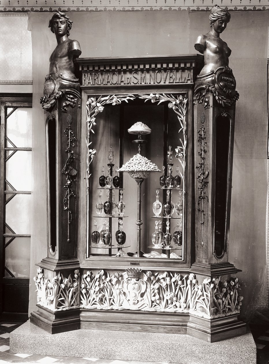 Vitrine, Officina Profumo, Pharmaceuticals of Santa Maria Novella, Florencja, Włochy autorstwa Italian Photographer