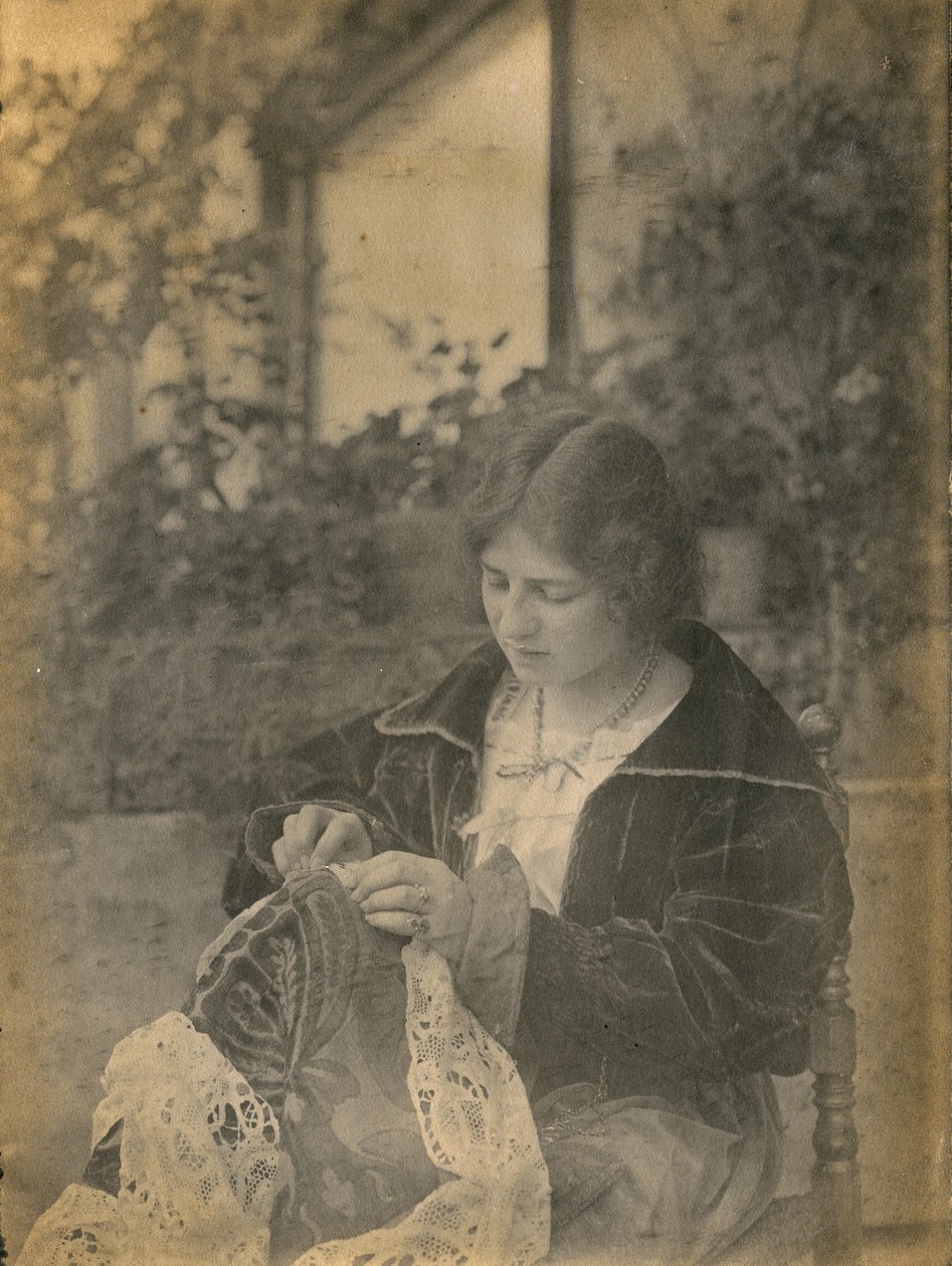 Kobieta szyjąca koronkową sukienkę, Włochy, ok. 1910 r. autorstwa Italian Photographer