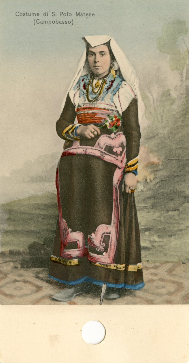 Kobieta w tradycyjnym stroju, San Polo Matese, Molise, Włochy, ok. 1910 r. autorstwa Italian Photographer
