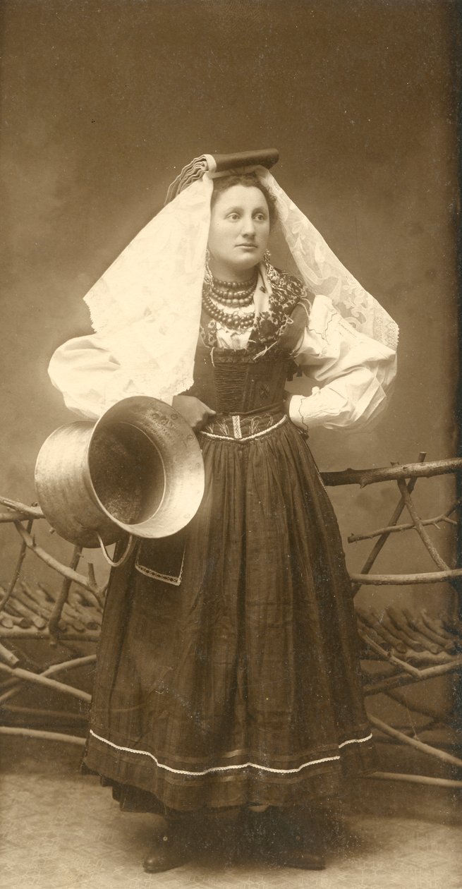 Kobieta w tradycyjnym stroju trzymająca miedziany pojemnik, Abruzja, Włochy autorstwa Italian Photographer