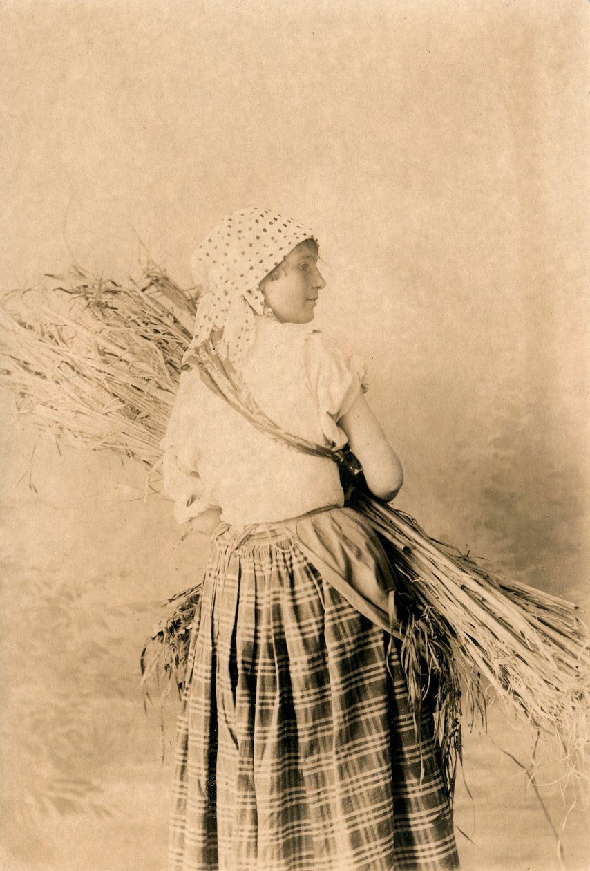 Młoda wieśniaczka w tradycyjnym stroju, Lucera, Apulia, Włochy, zdjęcie R Manfredonia, Lucera, ok. 1900 r. autorstwa Italian Photographer