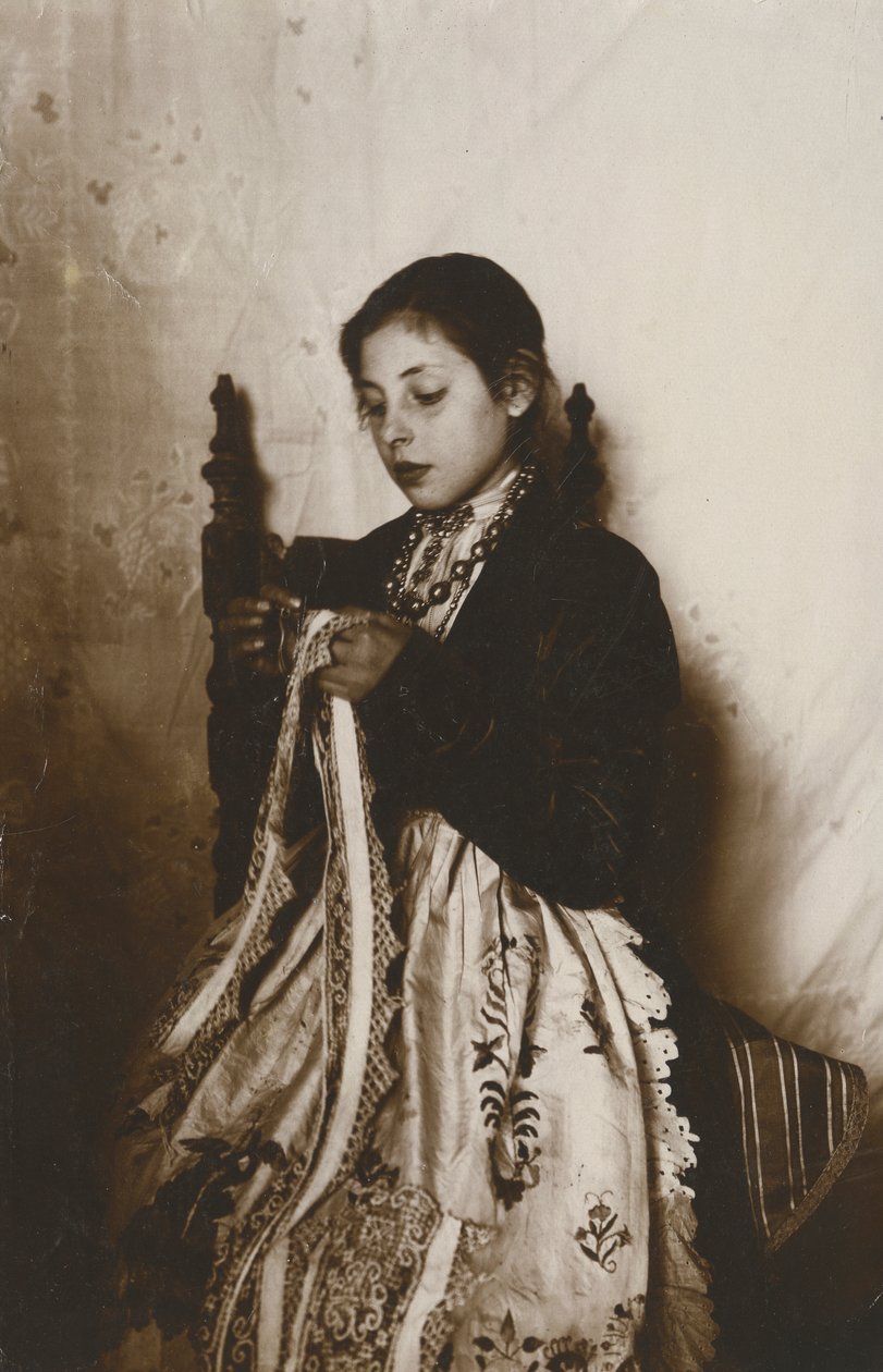 Młoda kobieta szyjąca, Toskania, Włochy, ok. 1910 r. autorstwa Italian Photographer
