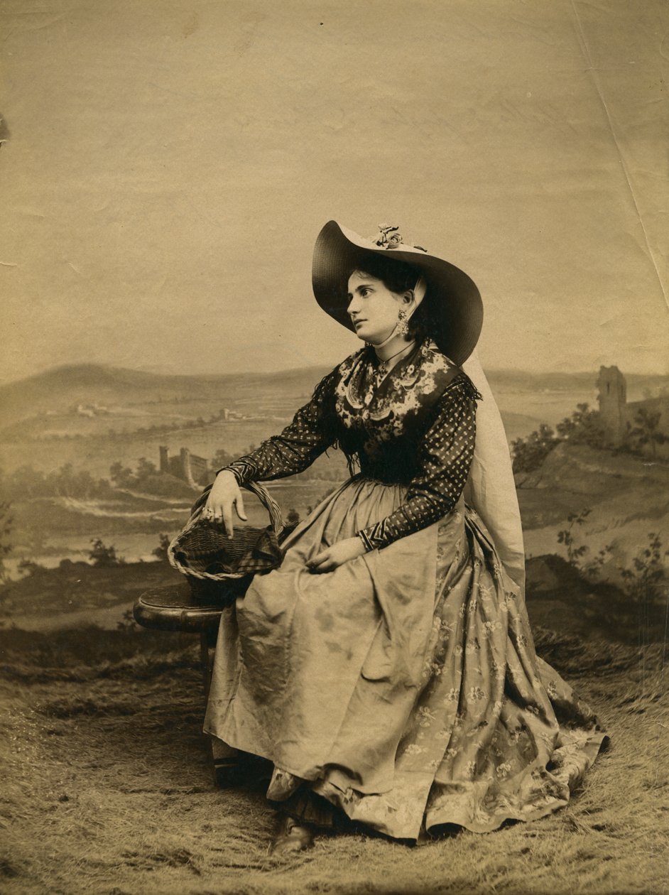 Młoda kobieta w stroju i słomkowym kapeluszu ze wsi Siena, Toskania, Włochy, fot. Paolo Lombardi, Siena, ok. 1890 autorstwa Italian Photographer