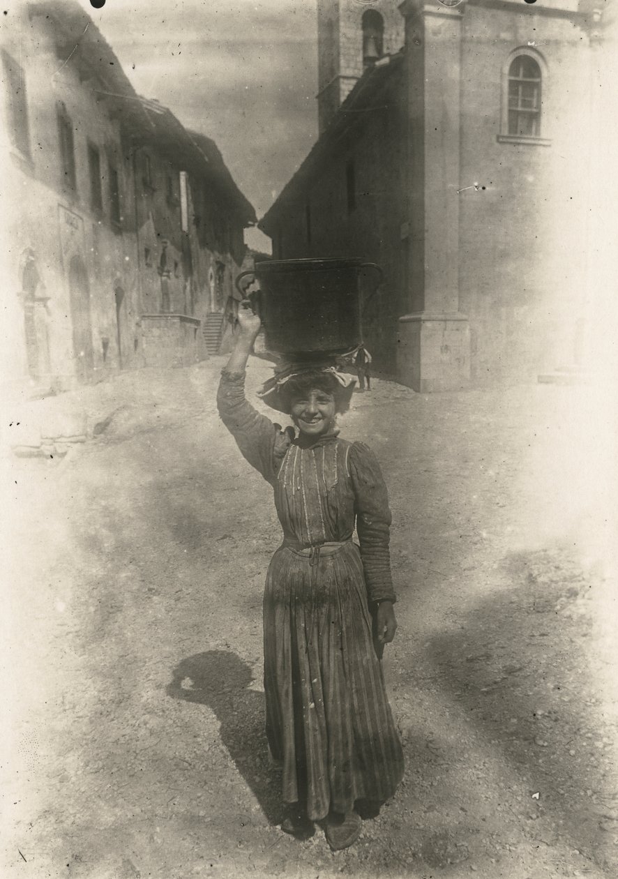 Młoda kobieta w tradycyjnym stroju, Roccaraso, Abruzja, Włochy, ok. 1905 r. autorstwa Italian Photographer