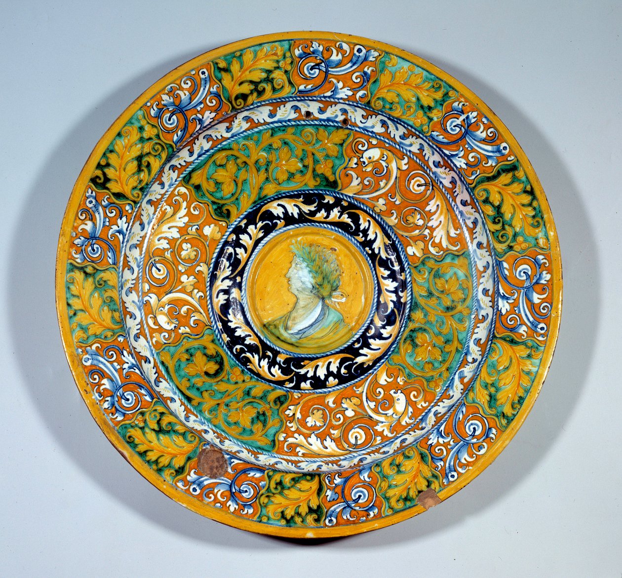 Miska Aiguiere w dekorze z majoliki (maiolica) wykonana z fajansu Faenza. Około 1540-1550. paryż, musee du Louvre autorstwa Italian School