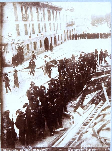 Barykady i pułk strzelców na Via Moscova, podczas zamieszek w Mediolanie, 6-9 maja 1898 (zdjęcie czarno-białe) autorstwa Italian School