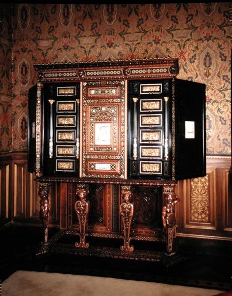 Gabinet podarowany Marii Królowej Szkotów (1542-87) i Franciszkowi II (1544-60) Delfinowi z Francji jako prezent ślubny (drewno inkrustowane kością słoniową i masą perłową) (szczegóły zob. 162450) autorstwa Italian School