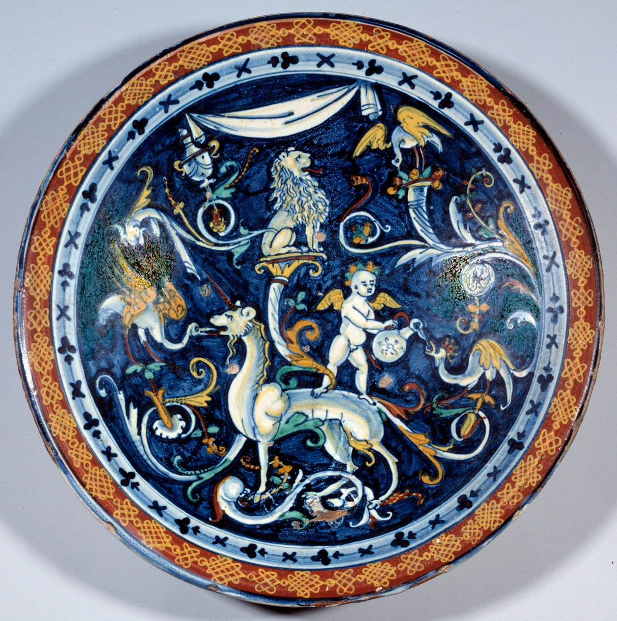 Fajansowy kubek Cafaggiolo zdobi fantastyczne zwierzęta. 1510-1520 Paryż, Luwr autorstwa Italian School