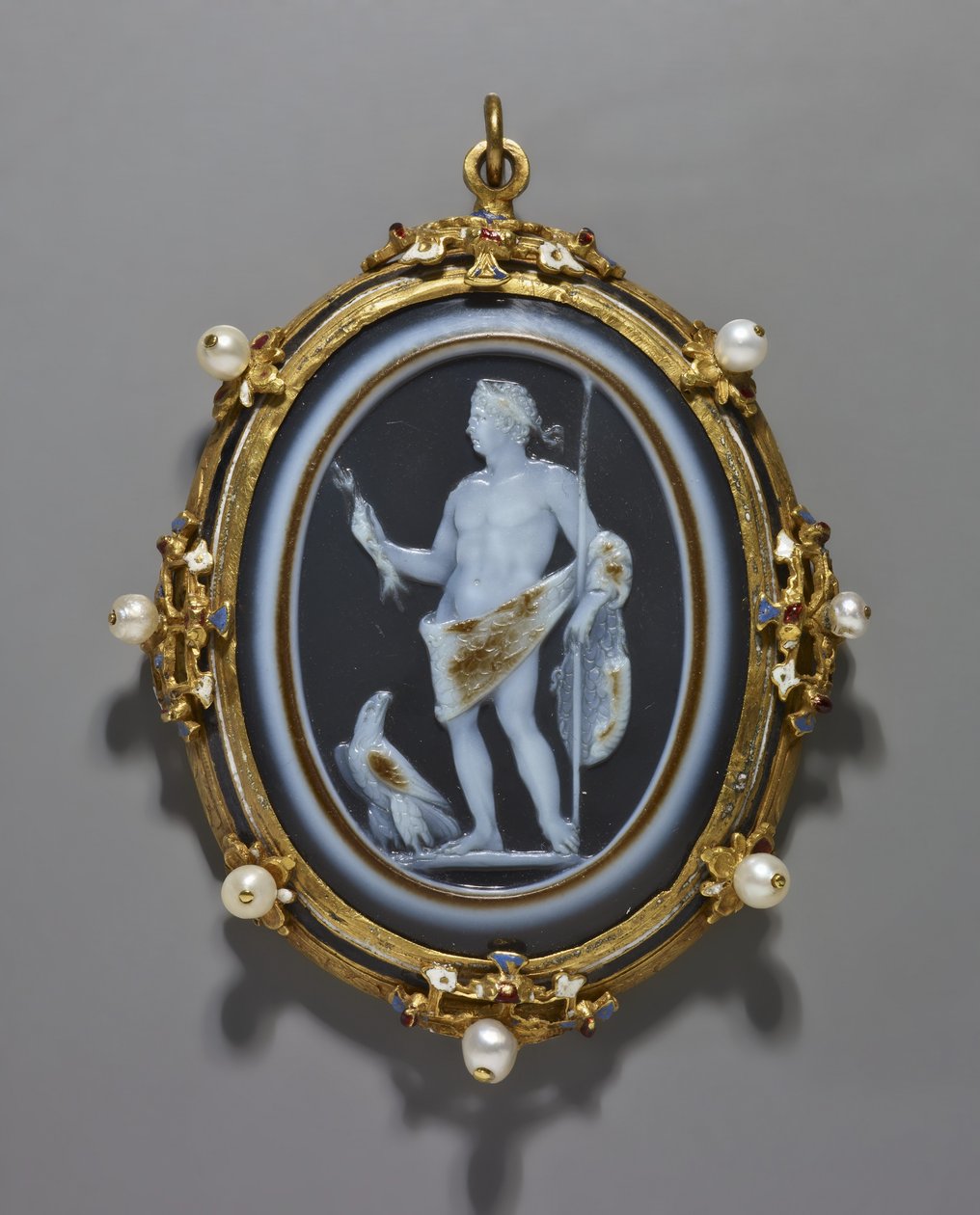 Cameo Przedstawianie rzymskiego cesarza jako Jowisza, Cameo: Roman, AD 41-54, Ramka: włoski, koniec XVI wieku (kamea: sardonyx; ramka: złoto, emalia i perły) autorstwa Italian School