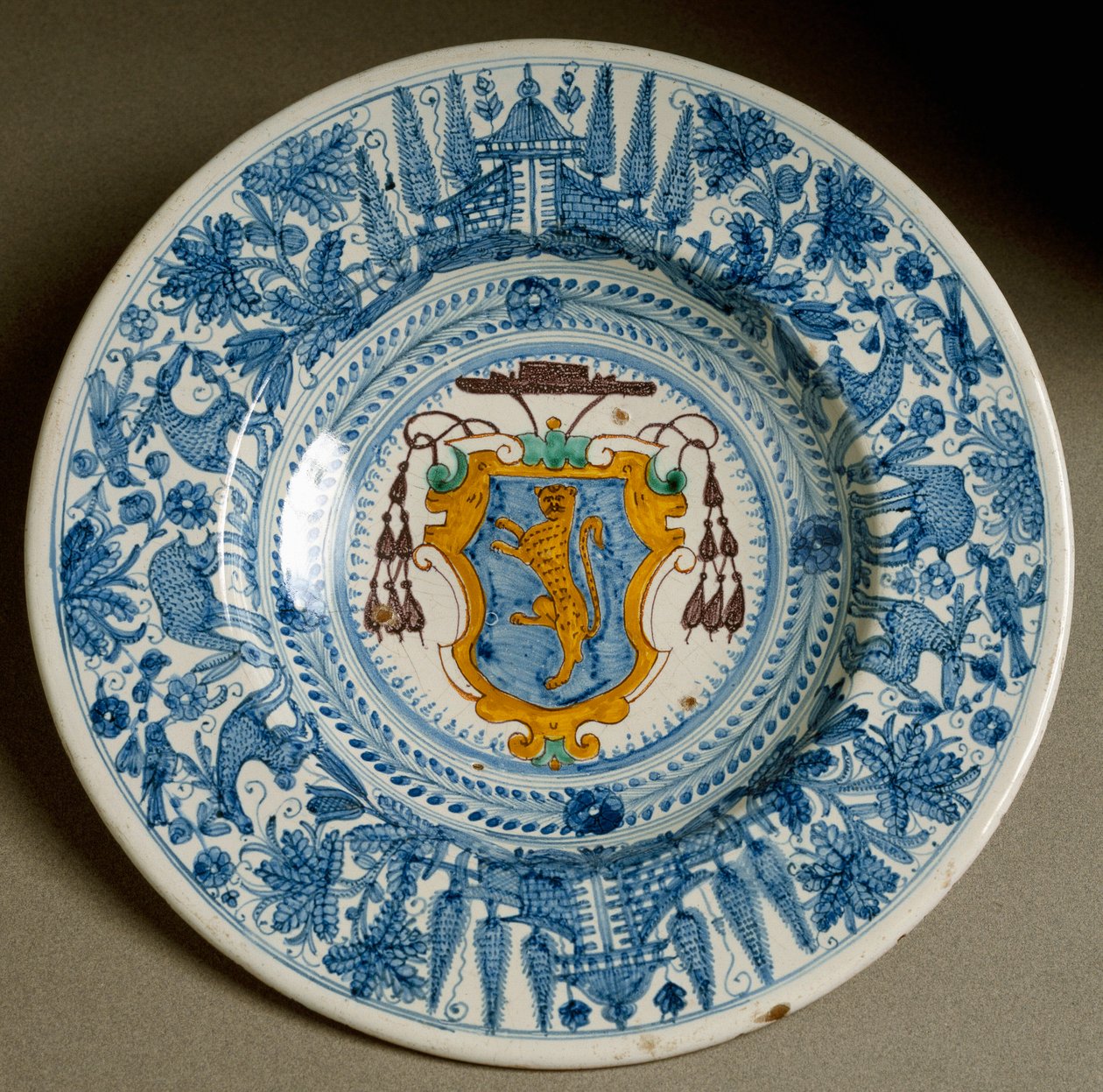 Herb kardynała. Płyta ceramiczna wyprodukowana w Derucie we Włoszech. 1620 wokół Florencji, Museo Nazionale del Bargello autorstwa Italian School